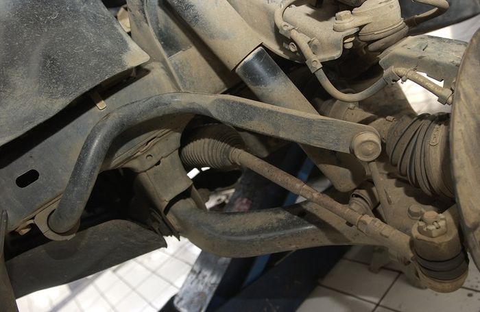 Batang stabilizer atau sering juga disebut sway bar, berfungsi membantu 