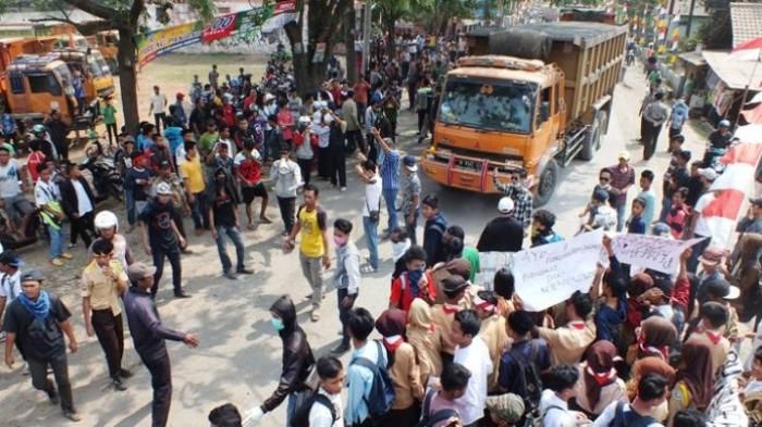 Ratusan warga Kecamatan Parung Panjang, berunjuk rasa dengan memblokade Jalan Raya Parung Panjang