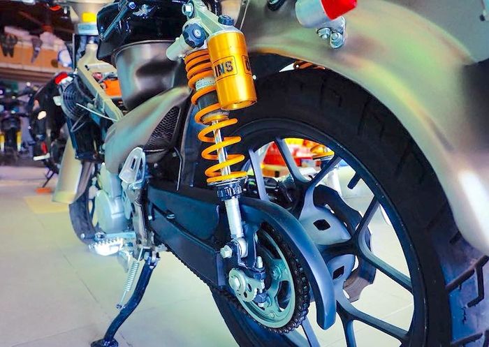 Sokbreker belakangnya pakai Ohlins biar kuat ngimbangin mesinnya