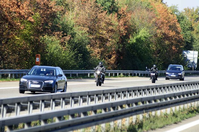 Autobahn Jerman. Biasanya bikers riding di jalur lambat 