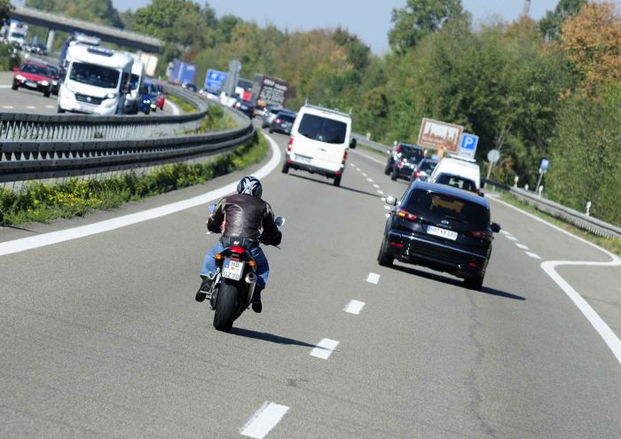 Di Autobahn Jerman. Ada juga oknum bikers yang ngebut hingga lebih dari batas autran kecepatan 