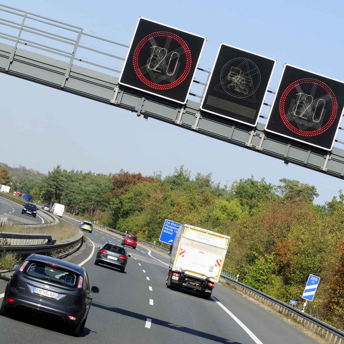 Autobahn Jerman. Rambu kecepatan tak disilang, bikers boleh riding hingga kecepatan yang ditunjukan