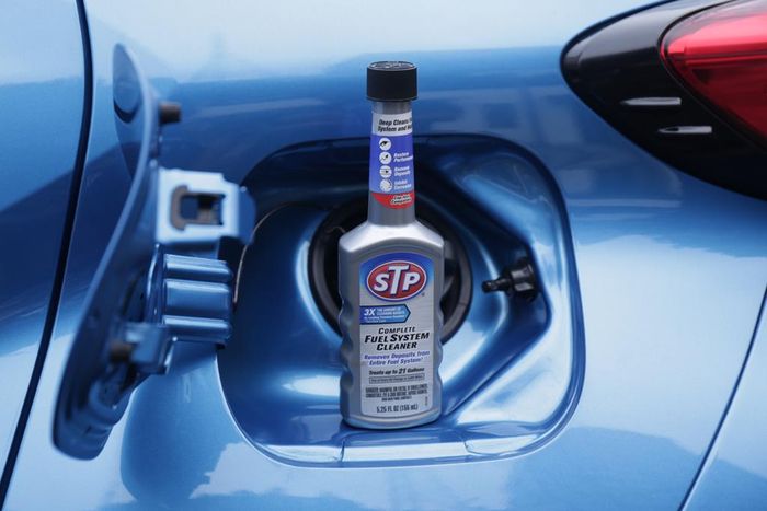 STP Complete Fuel System Cleaner, mengandung polyetheramine untuk bersihkan karbon deposit