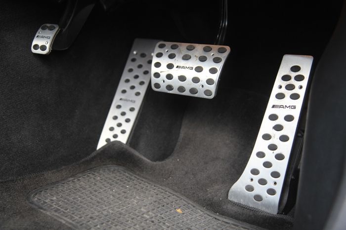 Cukup pedal set AMG di interior