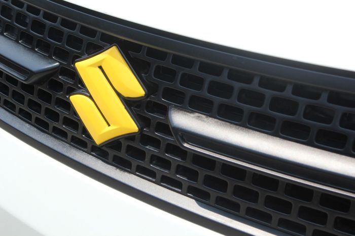 Anti mainstream, emblem Suzuki dilapis stiker kuning