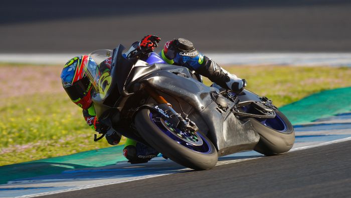 Maria Hererra tes pakai Yamaha YZF-R6 di sirkuit Jerez, Spanyol