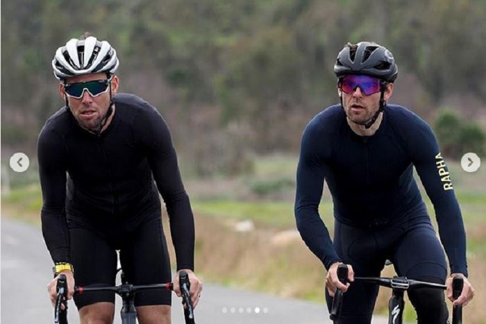 Cal Crutchlow bersepeda dengan Mark Cavendish untuk proses penyembuhan