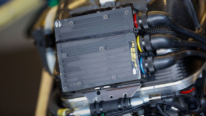 Peran elektronik juga membantu mencegah wheelie