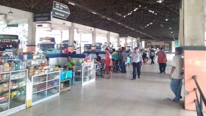 Kios pedagang makanan yang tertata rapi di sisi timur Terminal Bulupitu Purwokerto, Sabtu (2/2/2019).