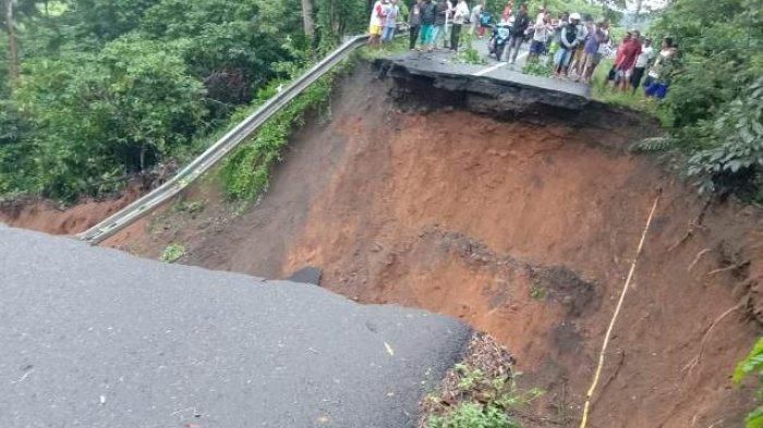 Jalanan amblas sepanjang 20 meter