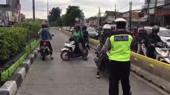 Sejumlah pengendara motor nekat putar balik dan melawan arah untuk menghindari petugas kepolisian yang sedang menggalr razia di Jalan Otista Raya, Bidara Cina, Jatinegara, Jakarta Timur, Senin (4/2/2019).