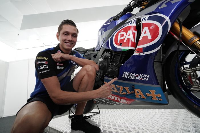 Logo Yamaha Semakin Di Depan menempel di motor YZF-R1 2019 World Superbike 