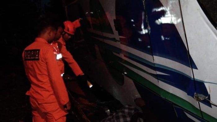 Proses evakuasi penumpang yang terjepit di dalam bus Kramat Jati
