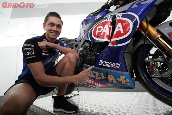 Michael Van der Mark menunjuk tulisan Semakin Di Depan pada bagian side cover YZF-R1 2019