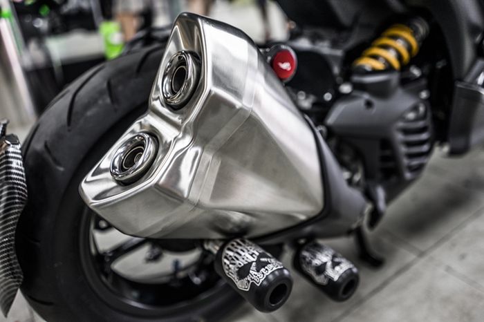 Knalpot Kawasaki Z1000 tampil menonjol dengan ukurannya 