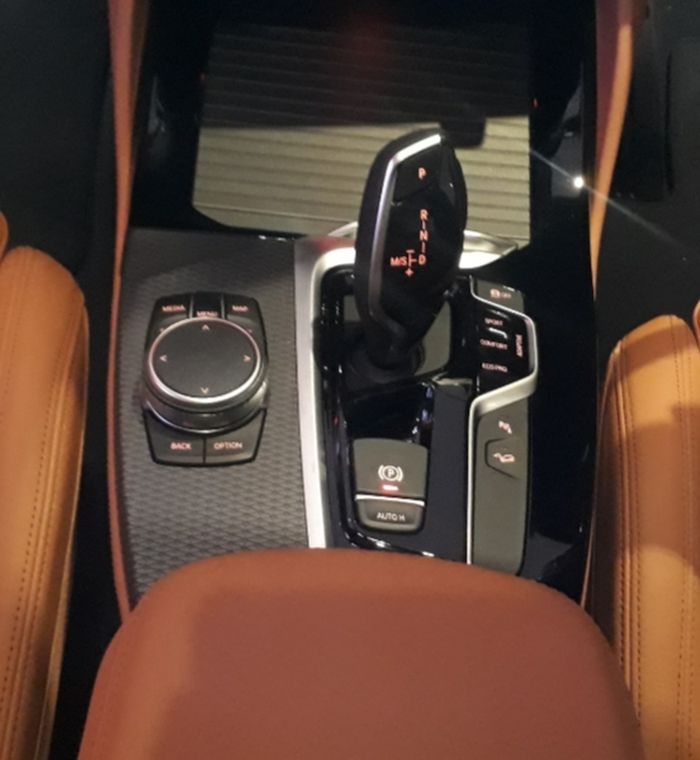 Panel pengaturan head-unit serta perseneling The All-new BMW X4