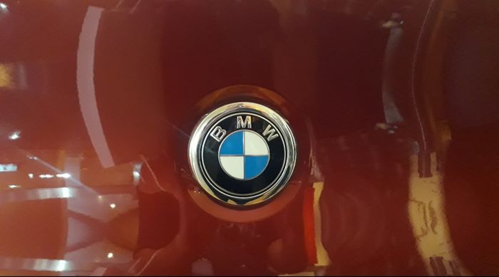 Logo sekaligus tombol pada bagian belakang The All-new BMW X4 yang berfungsi untuk membuka Bagasi.