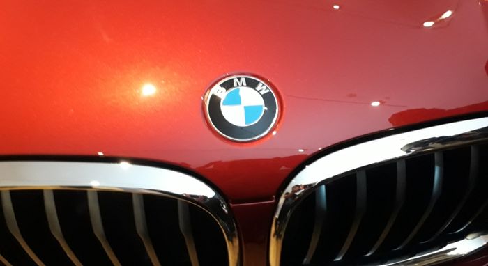 Logo BMW pada kap The All-new BMW X4.