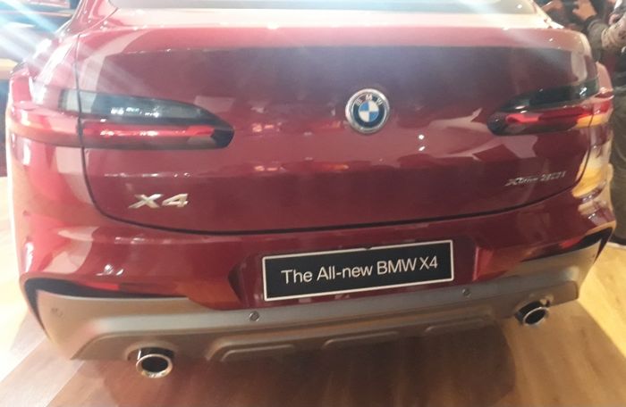 Tampilan belakang The All-new BMW X4.