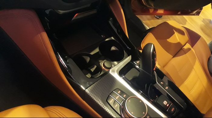 Cup holder pada bagian Interior The All-new BMW X4.