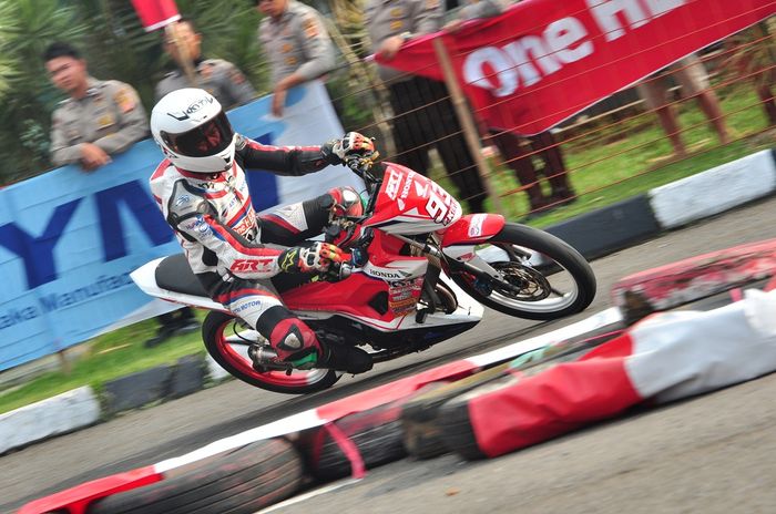 Ilustrasi motor balap road race. Honda Sonic spek road race powernya setara motor 250 cc