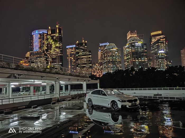 Foto mobil modifikasi malam hari dengan OPPO R17 Pro menghasilkan gambar yang keren dan dramatis