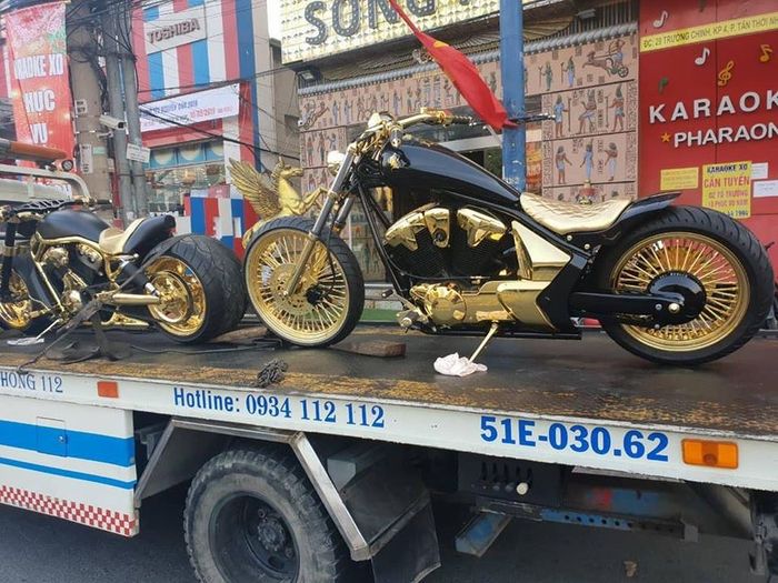 Eh... motornya enggak cuma satu yang dilapisi emas, ternyata dua sob
