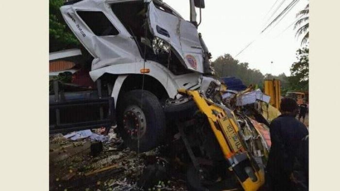 Kronologi truk trailer hajar kabin truk buah di Subah, Kabupaten Batang, Jawa Tengah