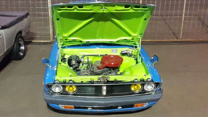 Kompartemen mesin diwarnai hijau stabilo