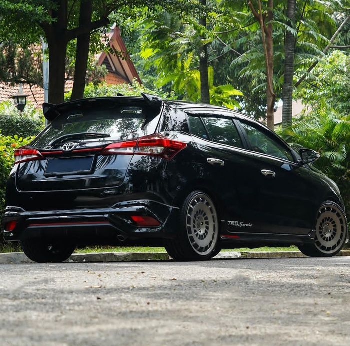 Kombinasi varian TRD Sportivo dengan pelek model piring lansiran Rotiform