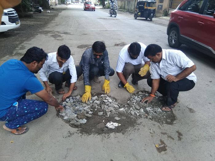 Dadarao Bilhore dibantu sukarelawan