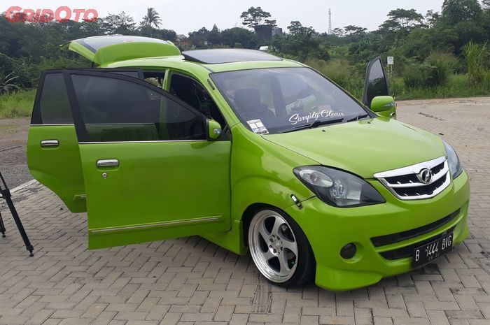 Daihatsu Xenia elegan berwarna hijau