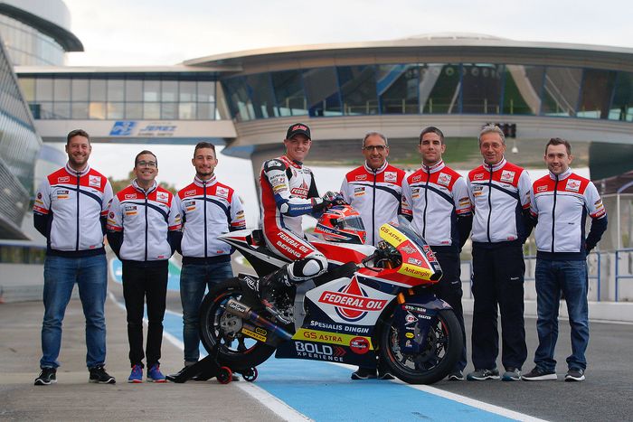 Sam Lowes bersama anggota tim Gresini Moto2