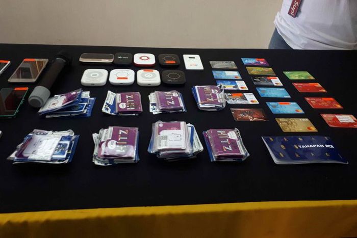 Barang bukti milik tersangka order fiktif pada transportasi online. Foto diambil di Polda Metro Jaya, Rabu (13/2/2019).