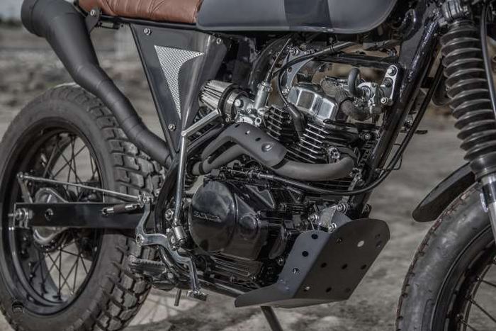 Honda XR150L ini bisa dibilang masih saudaraan sama Honda CRF150L