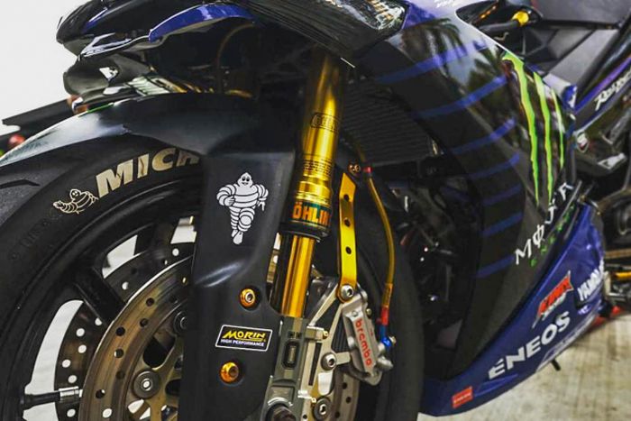 Lihat nih kaki depannya, upside down Ohlins ditambah double disc brake