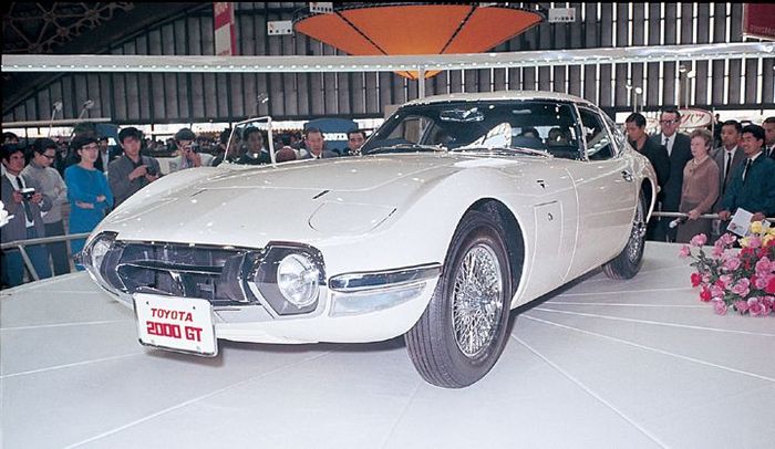 Toyota 2000GT saat dipamerikan di Tokyo Motor Show 1965