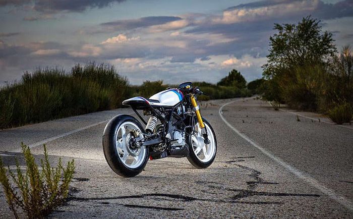 Modifikasi BMW G310R bergaya cafe racer