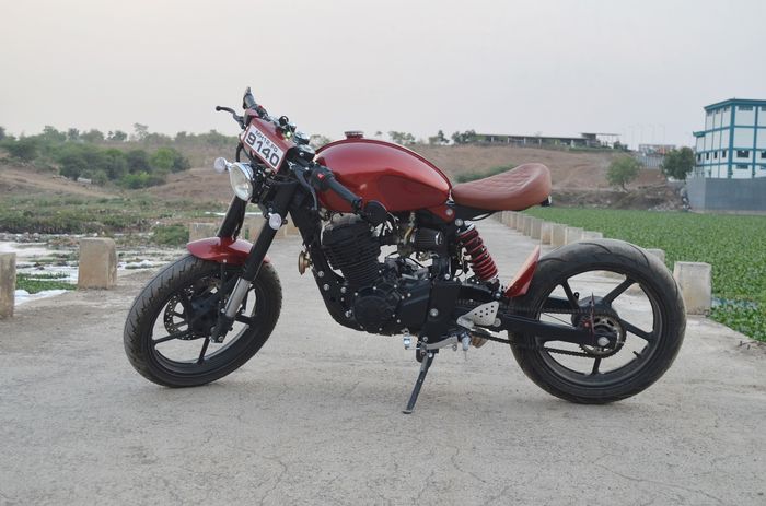 Desainnya cafe racer tapi bentuknya juga mirip bobber