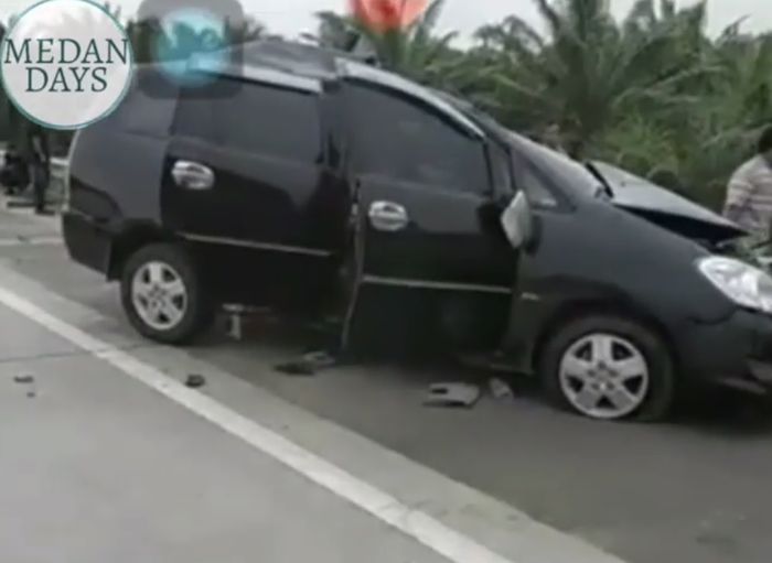 Sebuah Toyota Kijang Innova dikabarkan mengalami kecelakaan di jalan tol Medan - Tebing Tinggi (20/2)