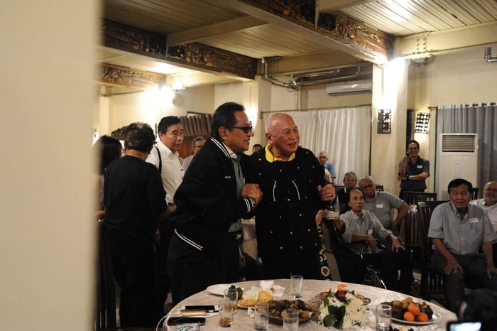 Subroto laras (kaca mata hitam) dan Tinton Soeprapto.