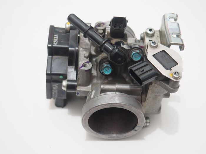 Sensor Idle terletak di throttle body Kawasaki Ninja 250SL dan tidak bisa disetel