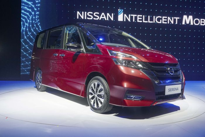 All New Nissan Serena menggunakan perpaduan dua warna pada bodinya