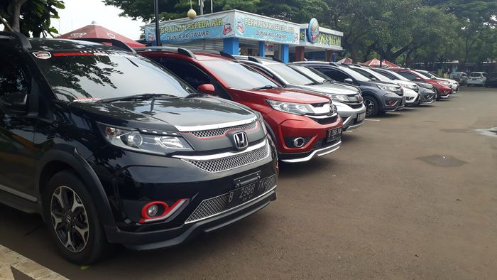 Mobil BRV INVERNITY Chapter Jakarta di parkiran Wisata Taman Air Taman Mini Indonesia Indah