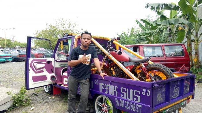 Susilo bersama Toyota Kijang Doyok miliknya