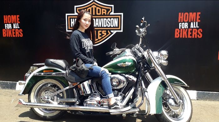 Si cantik Sharran Vebrianly diatas Harley Davidson Softail Deluxe North Sumatera Mabua