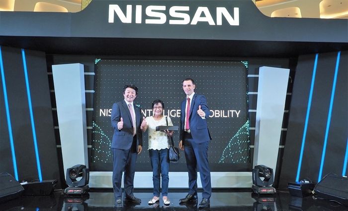 Nissan memperkenalkan All New Nissan Livina dan All New Nissan Serena kepada pelanggan di Bandung, Jawa Barat (21/2).