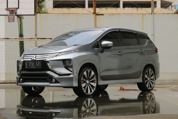 Mitsubishi Xpander Boby mewah dengan pelek hyper black 20 inci