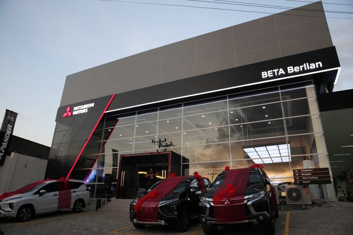 Tampak depan diler Mitsubishi BETA Berlian Motor Manado yang baru saja diresmikan, Kamis (28/2/2019).