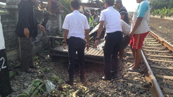 Evakuasi setengah badan pikap yang hancur disambar kereta api
